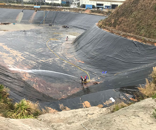覃塘废水池清理