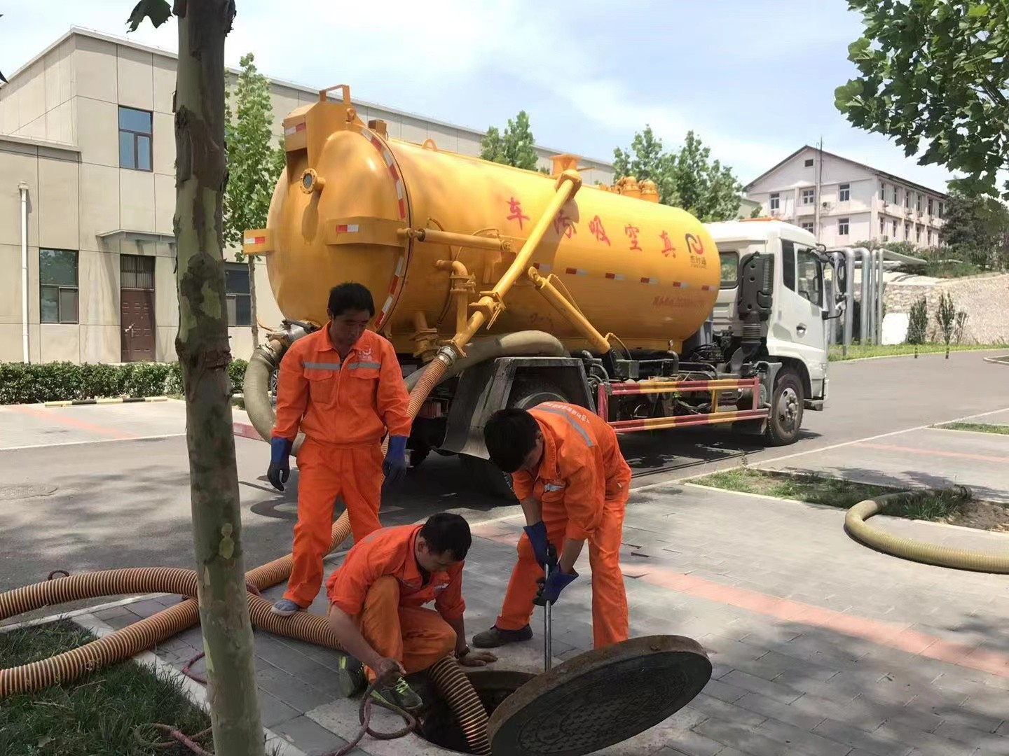 覃塘管道疏通车停在窨井附近