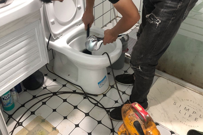 覃塘马桶堵塞自己疏通还是找师傅?专业上门服务让你省时更省心